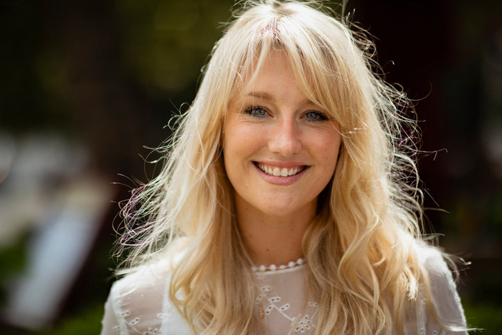 woman with blonde hair rocking the shaggy hairstyle